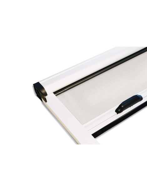 Moustiquaire enroulable re-coupable dépliée pour porte