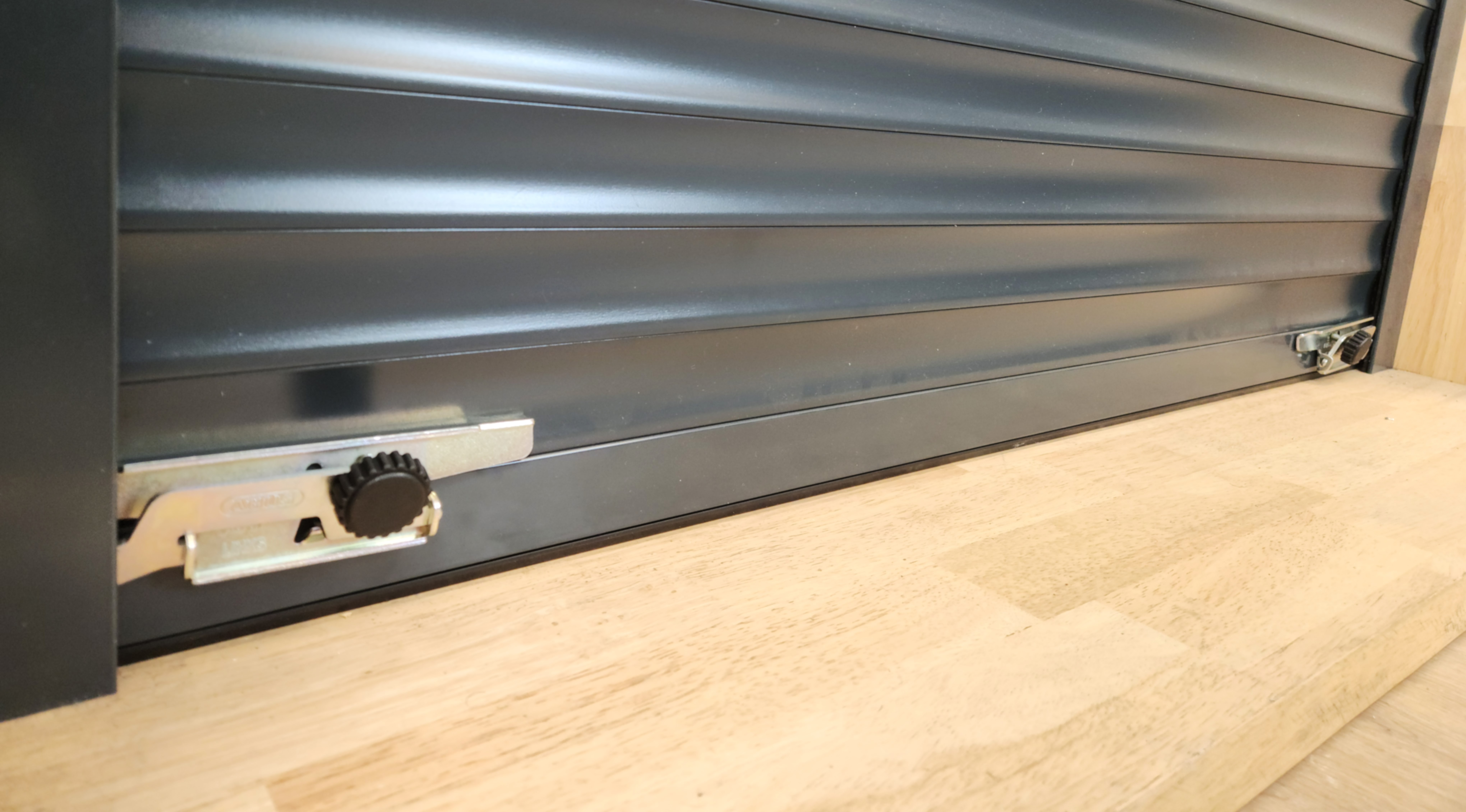 Bloque-volet roulant ABUS RS97 installé dans le rail d’un volet roulant